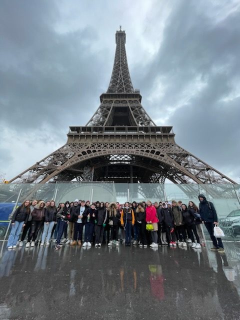 Le groupe devant la Tour Eiffel.