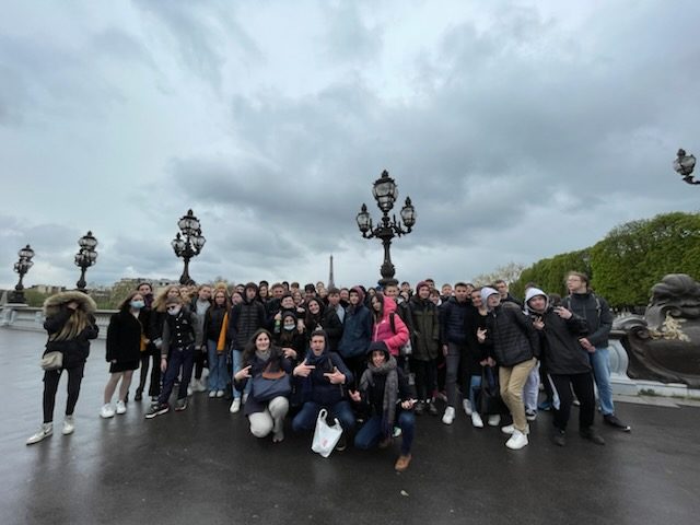 Le groupe visite Paris.